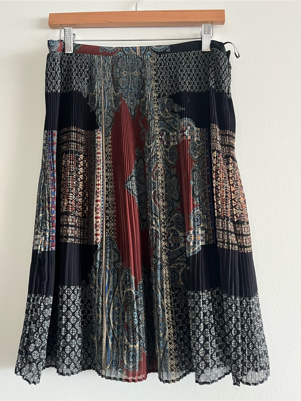 Massimo Dutti Pleated Midi Skirt in Black and Burgundy US6 24” length